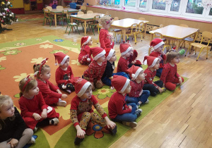 Dzieci oglądają bajkę o Św. Mikołaju.