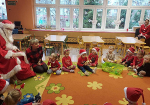 Dzieci śpiewają piosenkę dla Mikołaja.