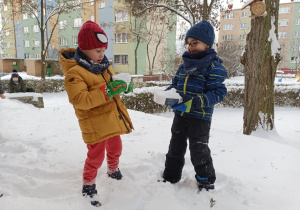 Dzieci oglądają śnieg