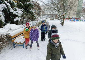 Dzieci w zimowej scenerii