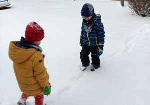 Dzieci robią ślady na śniegu