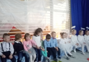 Dzieci z grupy III śpiewają kolędę