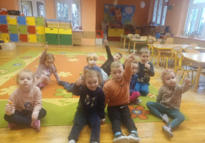 Przedszkolaki z grupy Gwiazdeczki jedzą „Kubusiowe” lizaki.