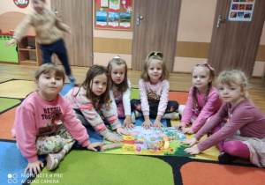 Dziewczynki pokazują ułożone przez siebie puzzle
