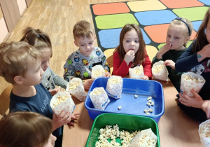 Dzieci próbują popcornu.