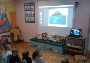 Przedszkolaki oglądają prezentację multimedialną,