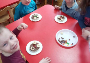 Dzień Pluszowego Misia - dzieci wykonały misie z wafli ryżowych, bananów i pysznej czekolady