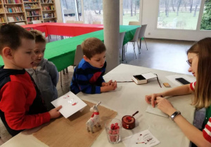 dzieci piszą dzień do św. Mikołaja