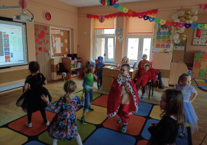 Taniec dzieci w strojach karnawałowych