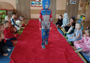 Prezentacja stroju przez dziecko na czerwonym dywanie