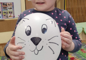 Dziewczynka z balonem z mordką kotka