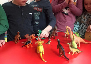Zabawy figurkami dinozaurów.