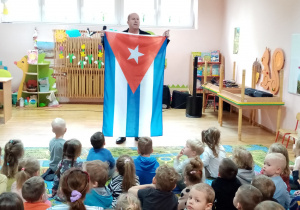 Prowadzący pokazuje flagę Kuby