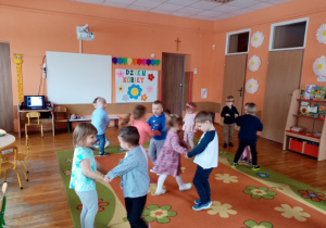 Dzieci tańczą w parach przy muzyce.