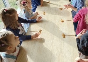 Dzieci robią ciastka na patyku
