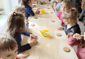 Dzieci robią ciastka