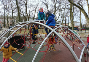 Dzieci bawiące się na placu zabaw