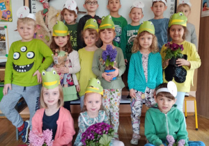 Pamiątkowe zdjęcie dzieci z grupy V z wiosennymi kwiatami i Marzanną.