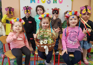 Dzieci z grupy I kolorowych wiankach i maskach witają Wiosnę.