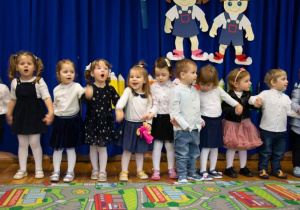 Przedszkolaki z grupy „Bąbelki” śpiewają piosenkę.