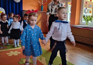Dzieci tańczą „Belgijkę po polsku”.