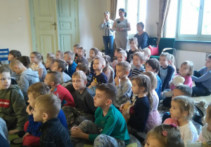 Dzieci z grupy II z zaciekawieniem oglądają teatrzyk.