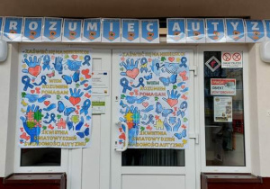 Wejście do Przedszkola ozdobione plakatami wykonanymi przez dzieci