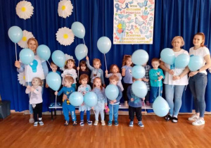 Przedszkolaki z grupy Bąbelki z niebieskimi balonami.