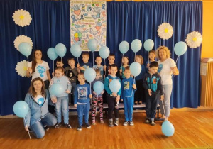 Przedszkolaki z grupy Chmurki z niebieskimi balonami.