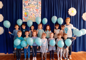 Przedszkolaki z grupy Słoneczka z niebieskimi balonami.