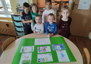 Dzieci pokazują zrobiony przez siebie kodeks młodego ekologa