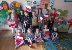Dzieci z grupy III z własnoręcznie wykonanymi flagami.