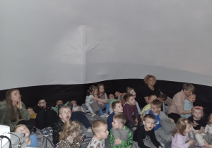 Dzieci w mobilnym planetarium