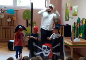 Na scenie chłopcy przebrani za piratów.