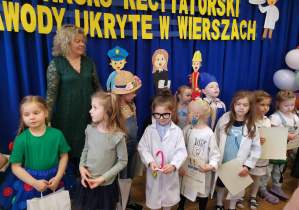 Dzieci które wzięły udział w konkursie recytatorskim i organizatorka