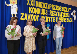 Jury konkursu recytatorskiego z kwiatami w reku