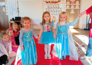 Trzy dziewczynki w przebraniach Elzy