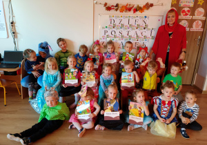 Grupowe zdjęcie dzieci w przebraniach bajkowych.