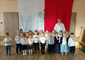 Grupa dzieci na tle flagi biło-czerwonej