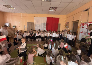 Grupa dzieci na tle flagi biało-czerwonej