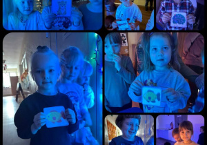 Dzieci pokazują wylosowane karteczki z obrazkami.