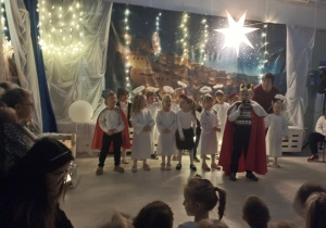 Dzieci w przebraniach królów i aniołków recytują wiersze