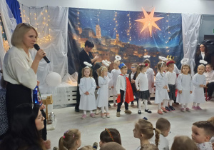 Pani dyrektor składa życzenia przez mikrofon