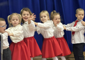 Dzieci trzymają się za ramiona - idą w pociągu