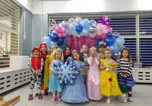 Grupa dziewczynek w strojach karnawałowych.