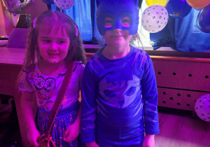 Dwie dziewczynki w strojach karnawałowych.