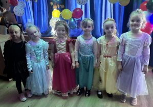 Sześć dziewczynek w strojach bajkowych.