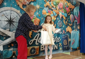 Pani z JURY wręcza nagrodę jednej z uczestniczek konkursu