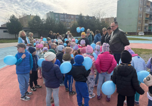 Przedszkolaki witają się z wicedyrektorem ZSP nr 4- Panem Sławomirem Kamińskim