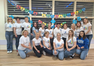 Kadra Przedszkola nr 20 w koszulkach z logo Niebieskich Igrzysk